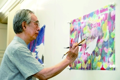 丝绸上绘“丝绸之路”